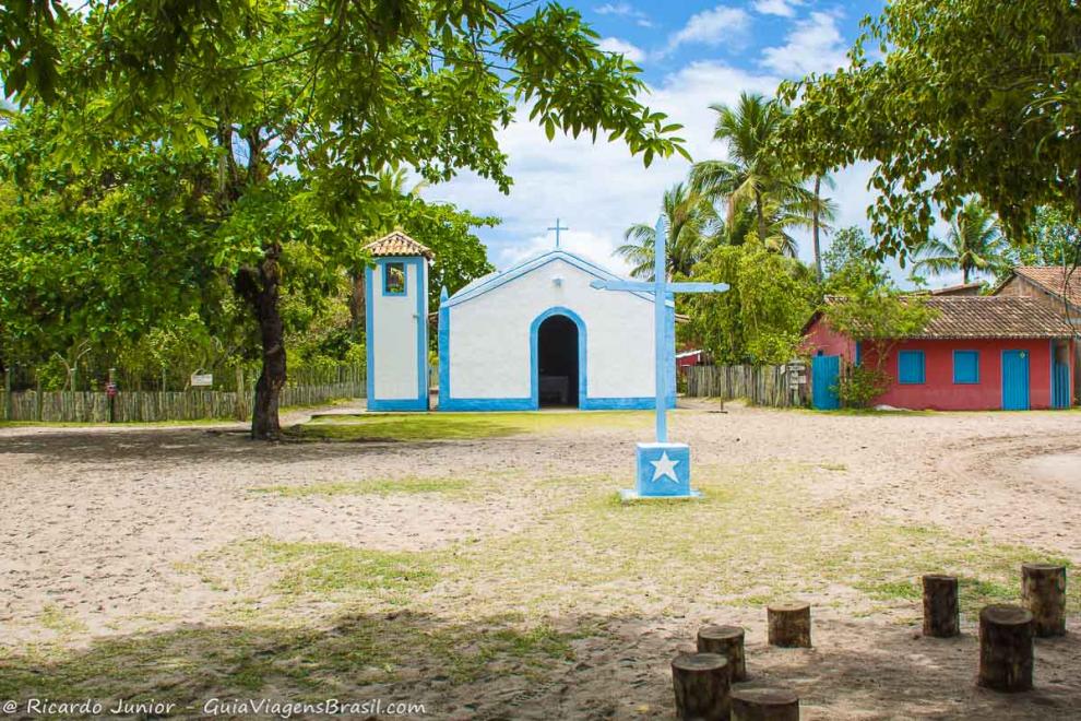 Imagem da linda e simples igreja no vilarejo em Caraiva.